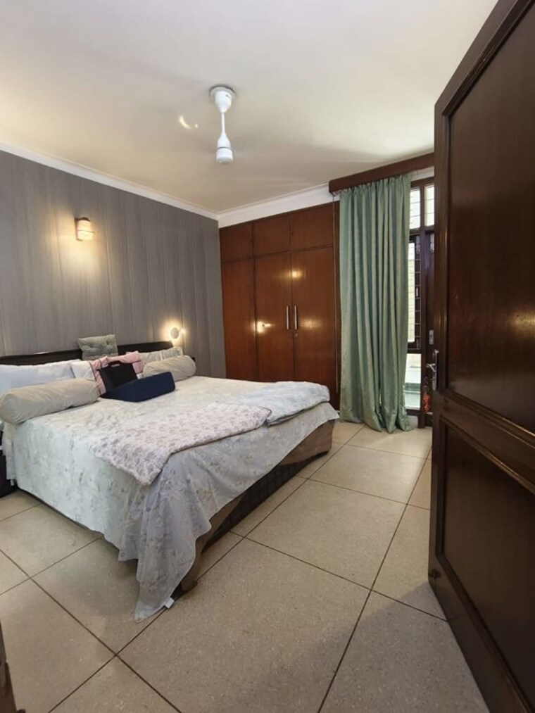 Bedroom, east of kailash 3 Bedroom 400 Sq.Yd. Builder Floor In East Of Kailash Delhi 10419651