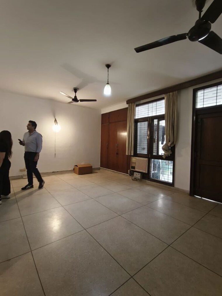 Living Room, east of kailash 3 Bedroom 400 Sq.Yd. Builder Floor In East Of Kailash Delhi 10419651