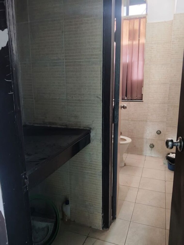 Bathroom, netaji subhash place Commercial Office Space 486 Sq.Ft. In Netaji Subhash Place Delhi 10419942