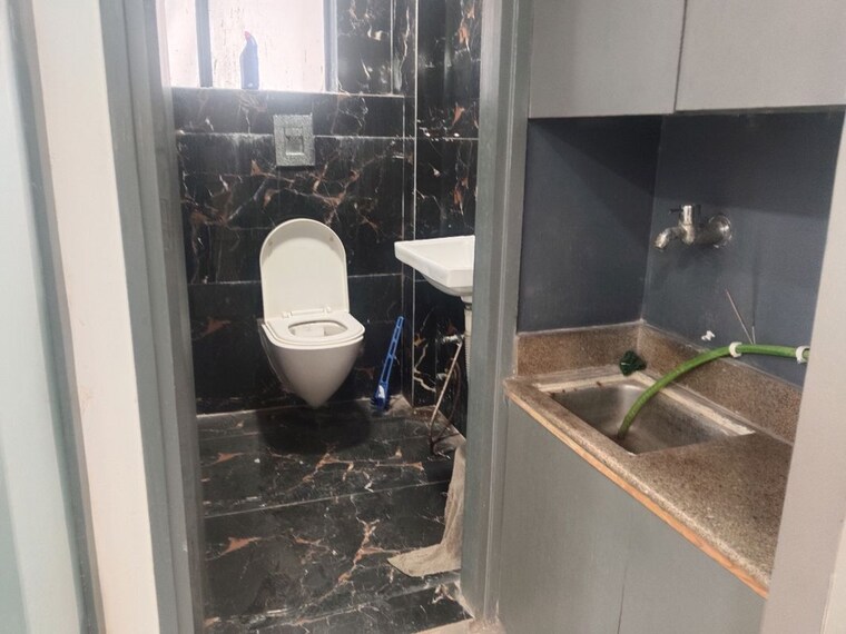 Bathroom, netaji subhash place Commercial Office Space 447 Sq.Ft. In Netaji Subhash Place Delhi 10419990