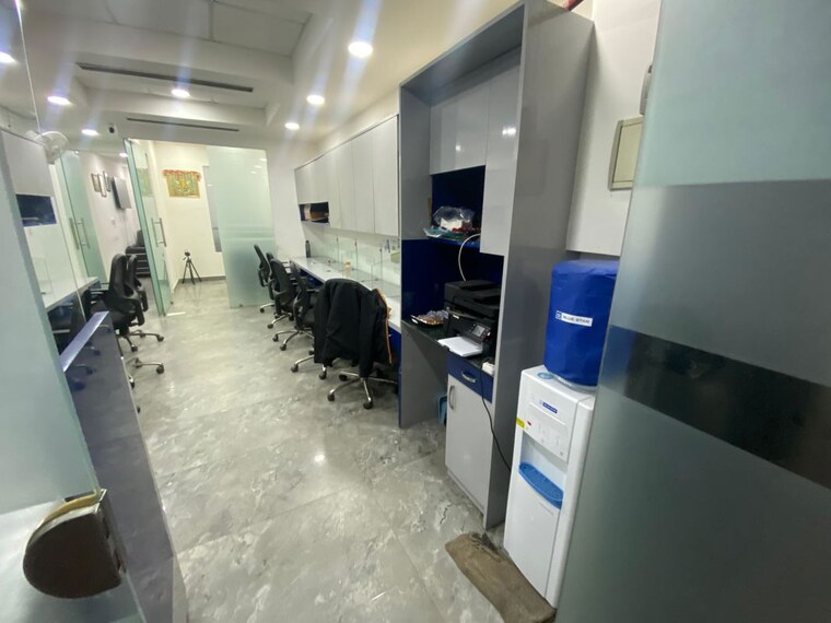 Team Area, netaji subhash place Commercial Office Space 685 Sq.Ft. In Netaji Subhash Place Delhi 10420008