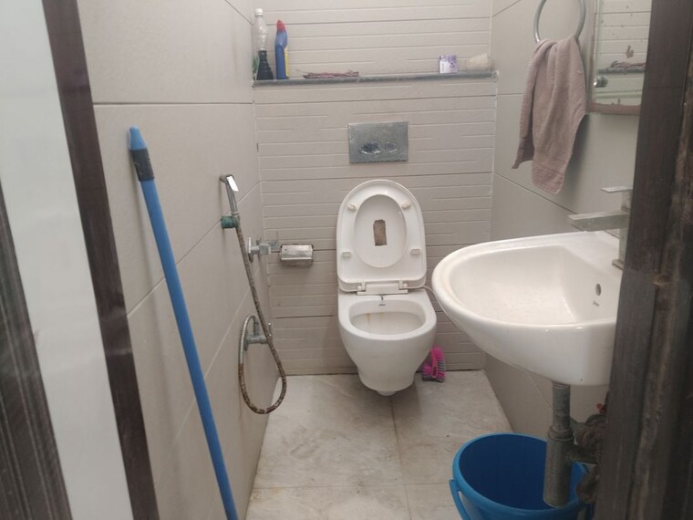 Bathroom, netaji subhash place Commercial Office Space 535 Sq.Ft. In Netaji Subhash Place Delhi 10420052