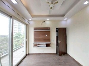 Room in 3 BHK Apartment at BPTP Amstoria Plot, Sector 102 – for Rent