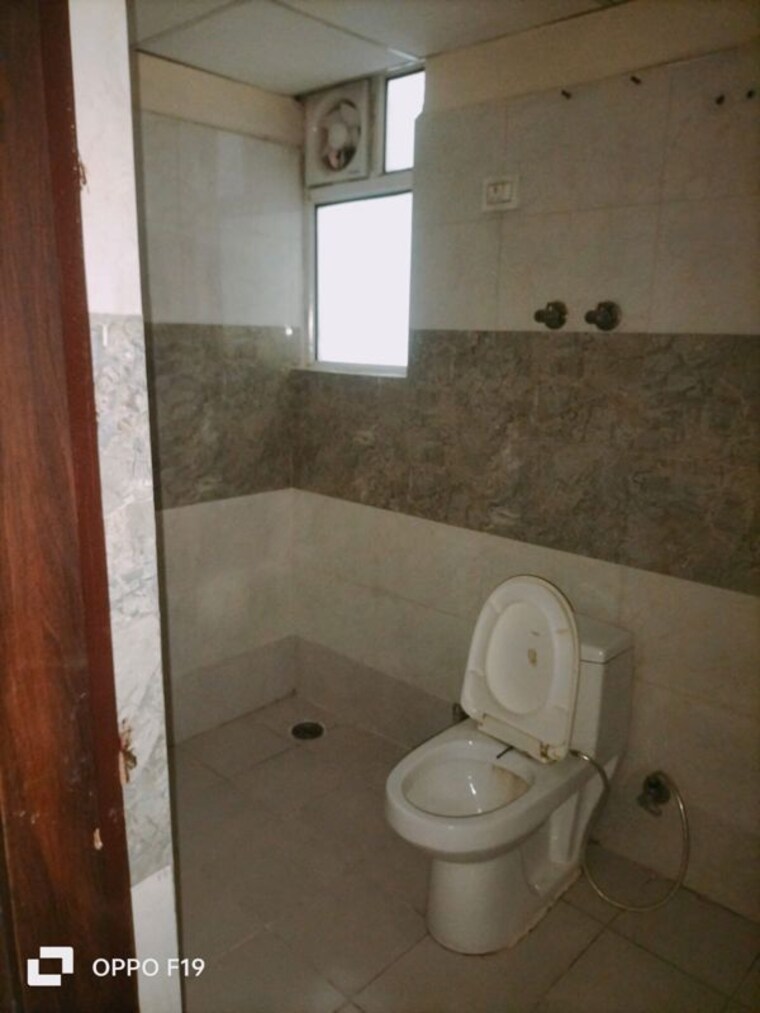 Bathroom, proview-officer-city-premium-tower 3 Bedroom 1405 Sq.Ft. Apartment In Raj Nagar Extension Ghaziabad 10420109
