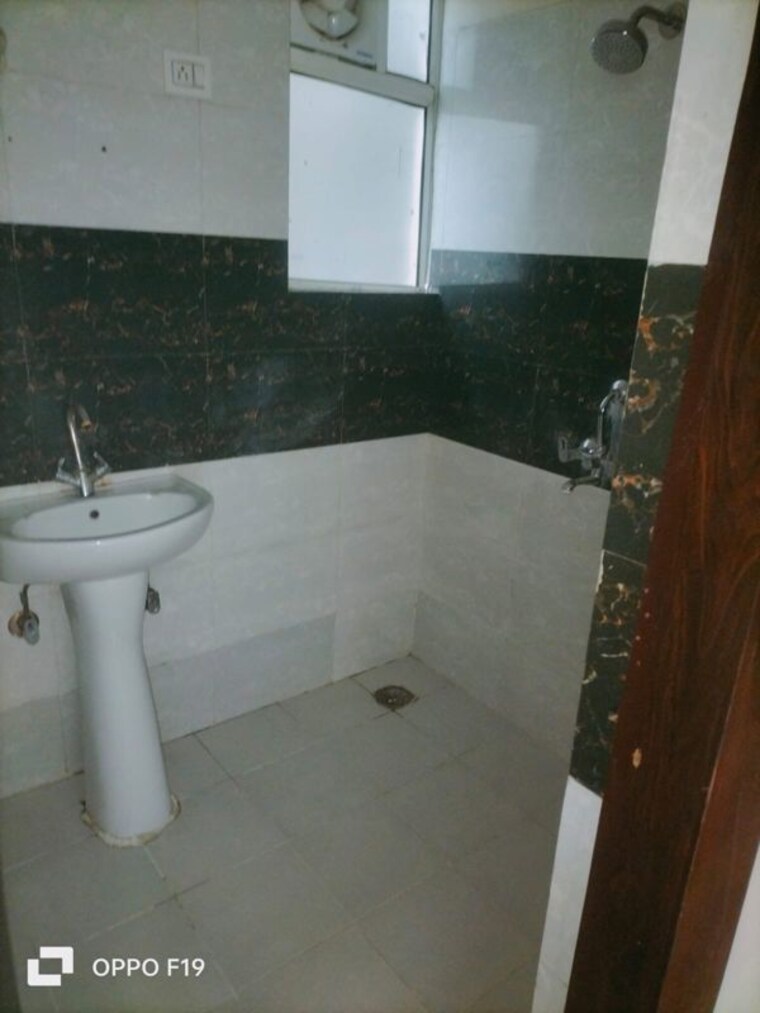 Bathroom, proview-officer-city-premium-tower 3 Bedroom 1405 Sq.Ft. Apartment In Raj Nagar Extension Ghaziabad 10420109