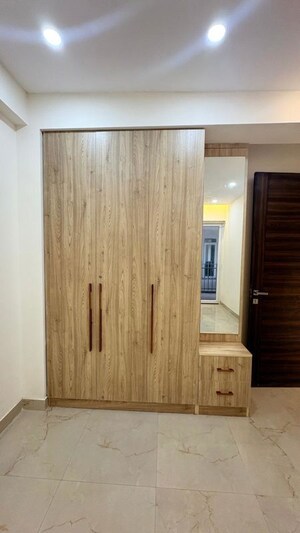 Furnished Amenities in 3.5 BHK Builder Floor at Smart World Gems, Sector 89 – for Rent