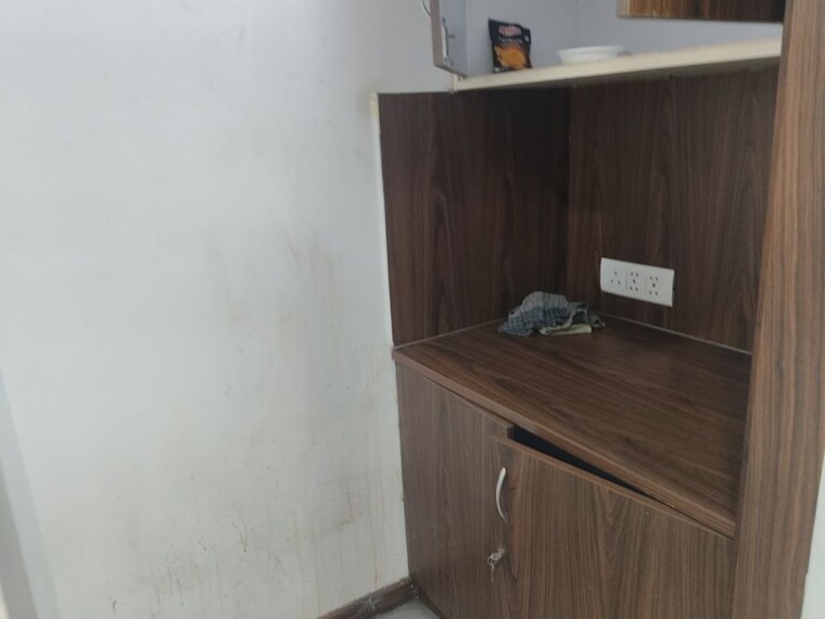 Room, netaji subhash place Commercial Office Space 810 Sq.Ft. In Netaji Subhash Place Delhi 10420208