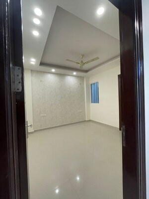 Room in 4 BHK Apartment at 4S Aradhya Extension, Sector 67a – for Rent