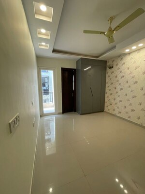 Room in 4 BHK Apartment at 4S Aradhya Extension, Sector 67a – for Rent