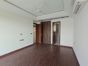 Room in 4 BHK Apartment at Ansal API Versalia, Sector 67a – for Rent