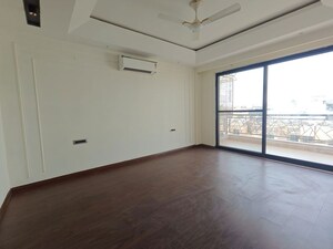 Room in 4 BHK Apartment at Ansal API Versalia, Sector 67a – for Rent