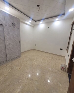 Room in 4 BHK Builder Floor at Sector 85 – for Rent