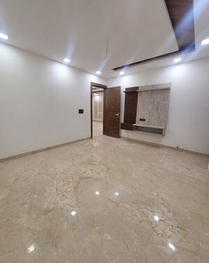 Room in 4 BHK Builder Floor at Sector 85 – for Rent