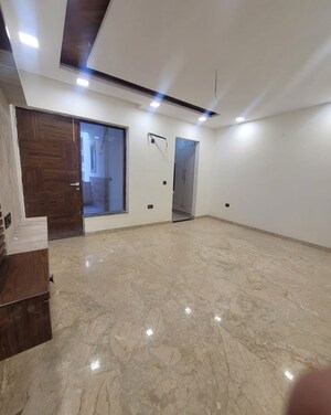 Room in 4 BHK Builder Floor at Sector 85 – for Rent