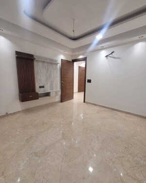 Room in 4 BHK Builder Floor at Sector 85 – for Rent