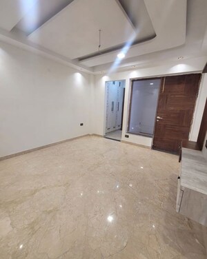 Room in 4 BHK Builder Floor at Sector 85 – for Rent