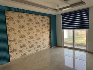 Room in 3 BHK Apartment at Omaxe Lake, North Mullanpur – for Rent