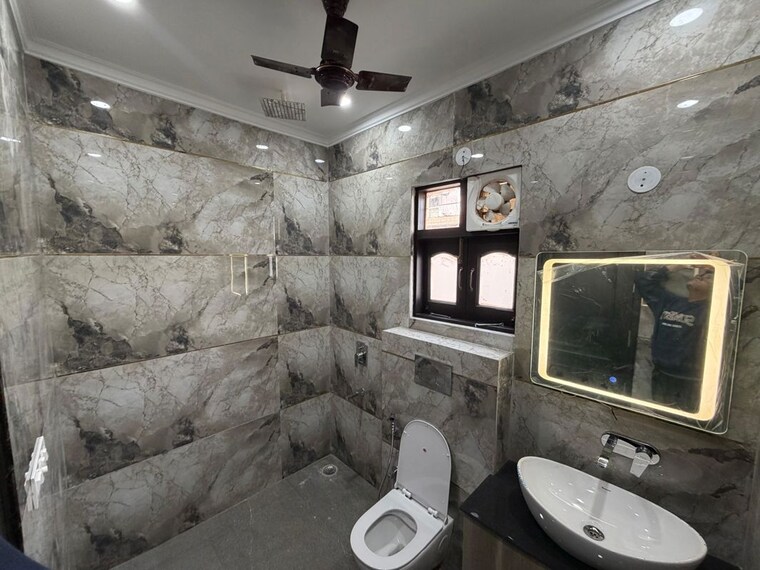 Bathroom, sushant lok i 3 Bedroom 215 Sq.Yd. Builder Floor In Sushant Lok I Gurgaon 10420331