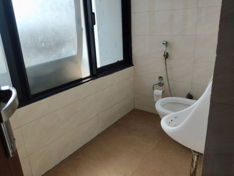 Bathroom, netaji subhash place Commercial Office Space 1555 Sq.Ft. In Netaji Subhash Place Delhi 10420349