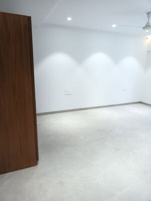 Room in 4 BHK Independent House at Juhu – for Rent