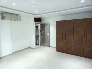 Room in 4 BHK Independent House at Juhu – for Rent