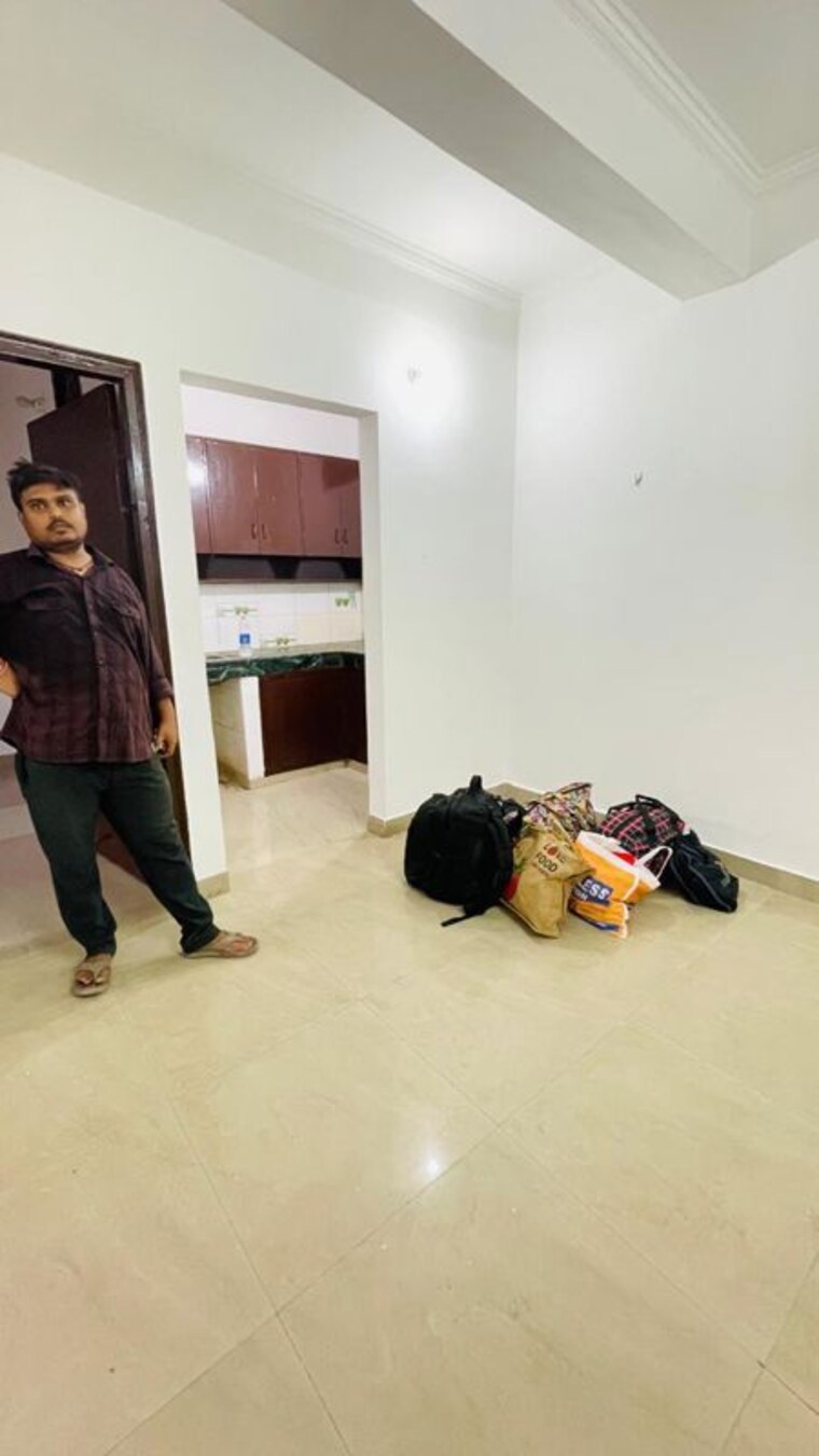  Parking, freedom fighters enclave 1 Bedroom 600 Sq.Ft. Builder Floor In Freedom Fighters Enclave Delhi 10420450
