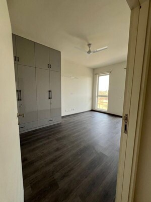 Room in 3 BHK Apartment at Ireo The Corridors, Sector 67a – for Rent