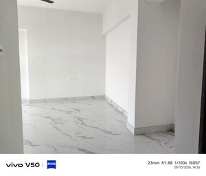 Room in 2 BHK Apartment at VKG Beverly Hills, Andheri East – for Rent