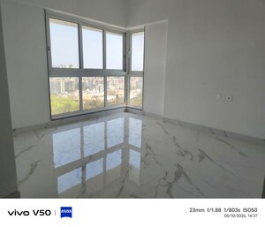 Room in 2 BHK Apartment at VKG Beverly Hills, Andheri East – for Rent