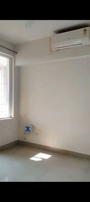 Room in 3 BHK Apartment at Emaar Emerald Floors Premier, Sector 65 – for Rent