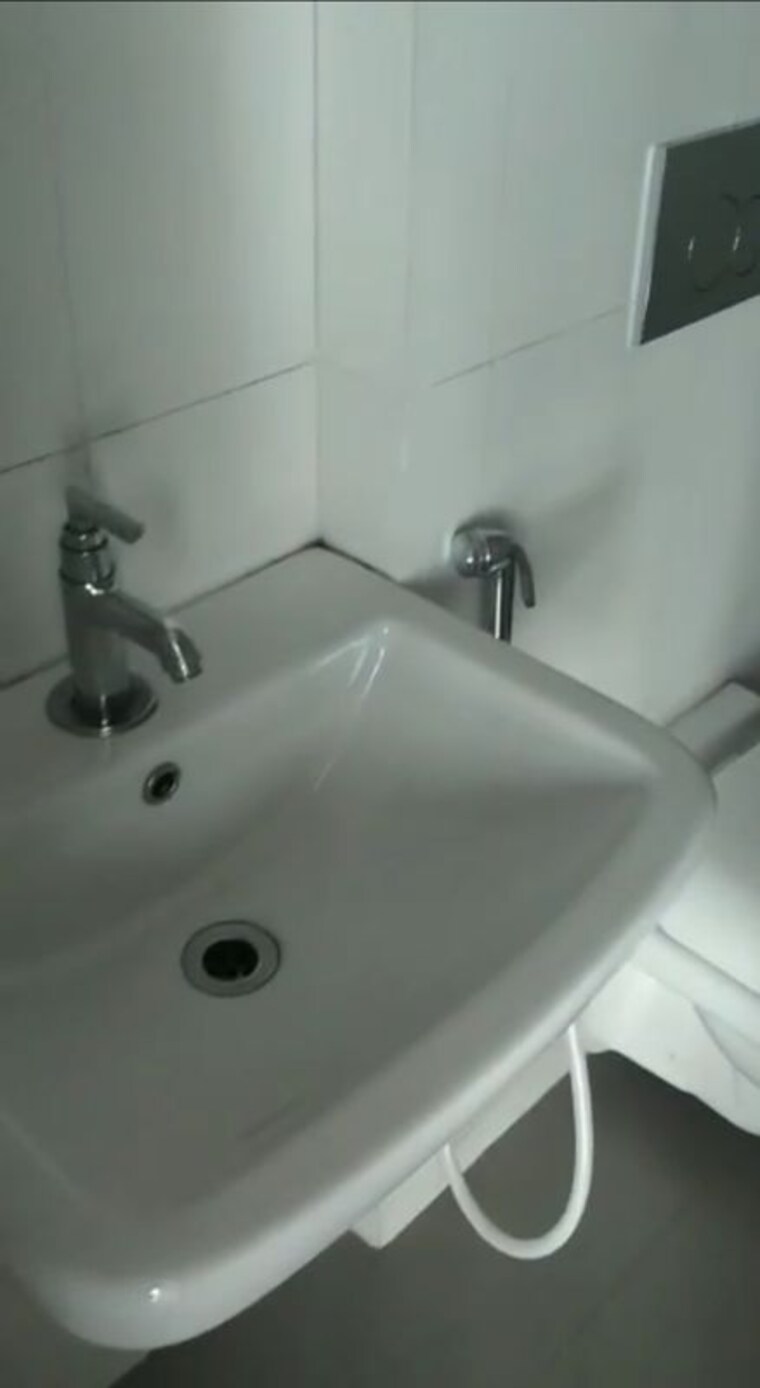 Bathroom, godrej-emerald 1.5 Bedroom 525 Sq.Ft. Apartment In Ghodbunder Road Thane 10420663