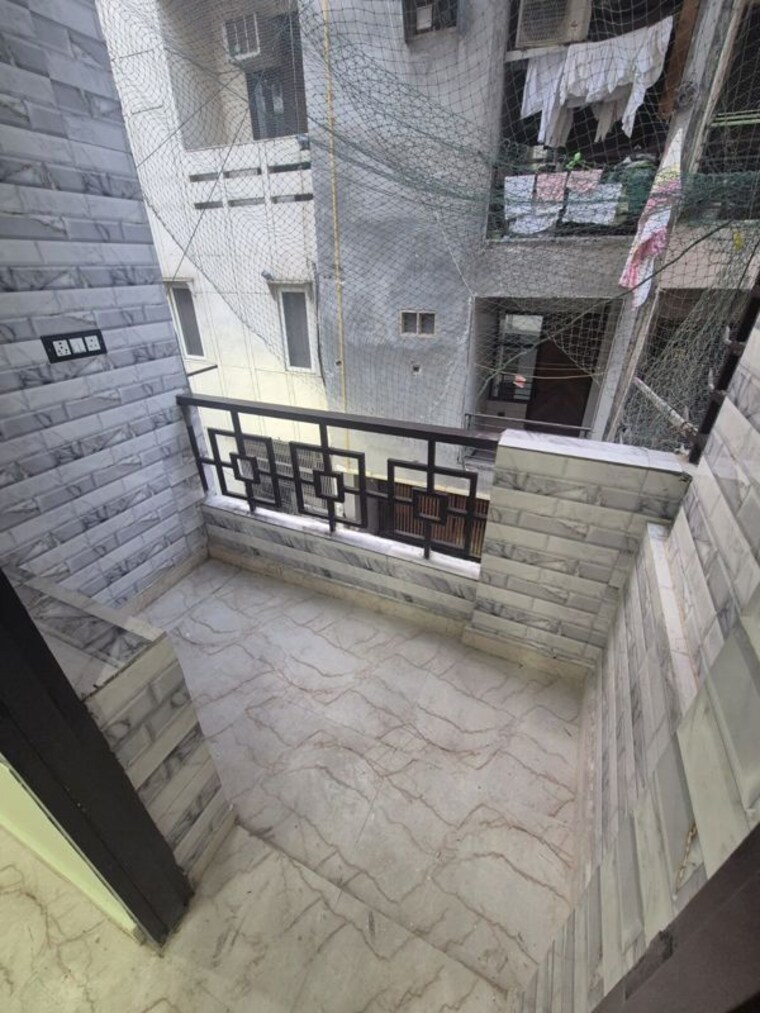 Balcony, ramesh nagar 2 Bedroom 100 Sq.Yd. Builder Floor In Ramesh Nagar Delhi 10420855