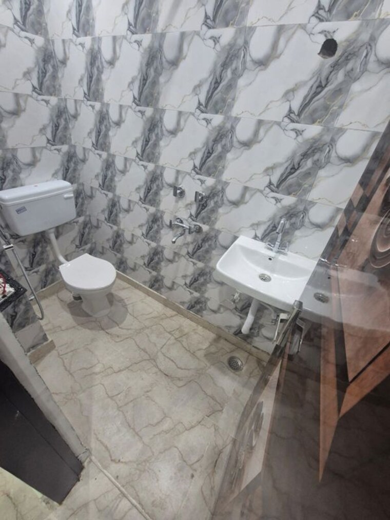 Bathroom, ramesh nagar 2 Bedroom 100 Sq.Yd. Builder Floor In Ramesh Nagar Delhi 10420855