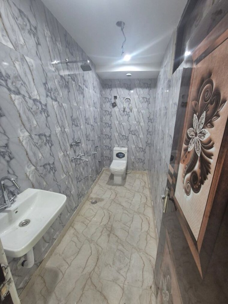 Bathroom, ramesh nagar 2 Bedroom 100 Sq.Yd. Builder Floor In Ramesh Nagar Delhi 10420855