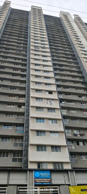  Apartment For Sale in Malad East