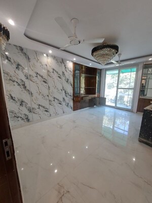 Parking in 1 RK Builder Floor at Defence Colony – for Rent