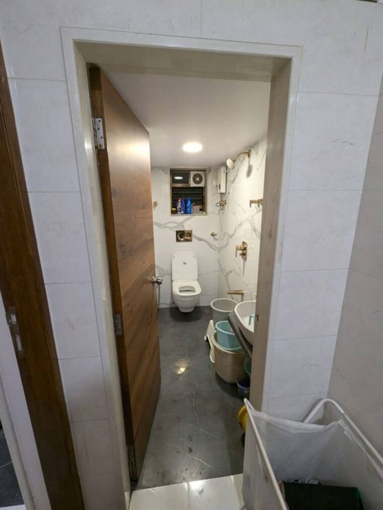 Bathroom, band-view 2 Bedroom 900 Sq.Ft. Apartment In Dadar East Mumbai 10417616