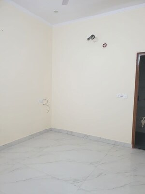 Room in 3 BHK Builder Floor at Puri Kohinoor Emporium, Sector 89 – for Rent