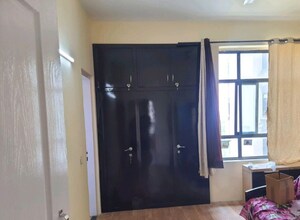 Room in 3 BHK Apartment at Unitech Horizon, Pi Greater Noida – for Rent