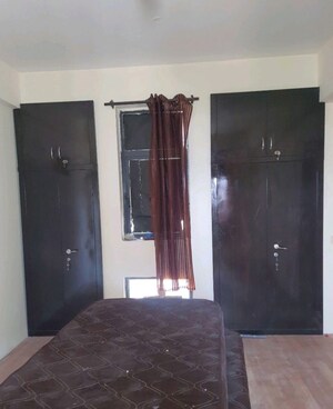 Room in 3 BHK Apartment at Unitech Horizon, Pi Greater Noida – for Rent
