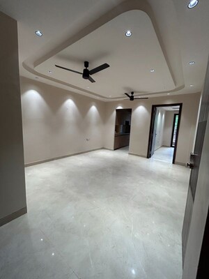 Room in 3 BHK Builder Floor at Sector 22b – for Rent