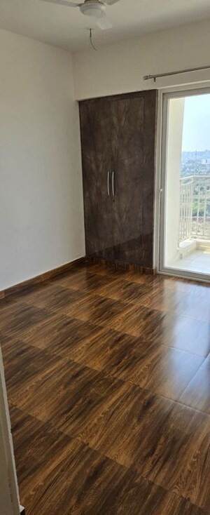 Room in 2 BHK Apartment at Mahagun Mantra II, Sector 10 Greater Noida – for Rent