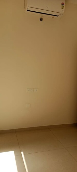 Room in 2 BHK Apartment at Lodha Vista, Lower Parel – for Rent