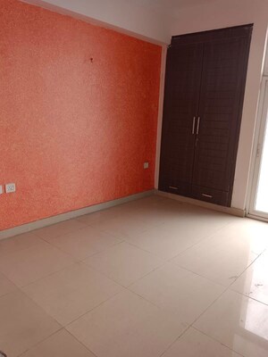 Room in 4 BHK Apartment at Amrapali Platinum, Sector 119 – for Sale