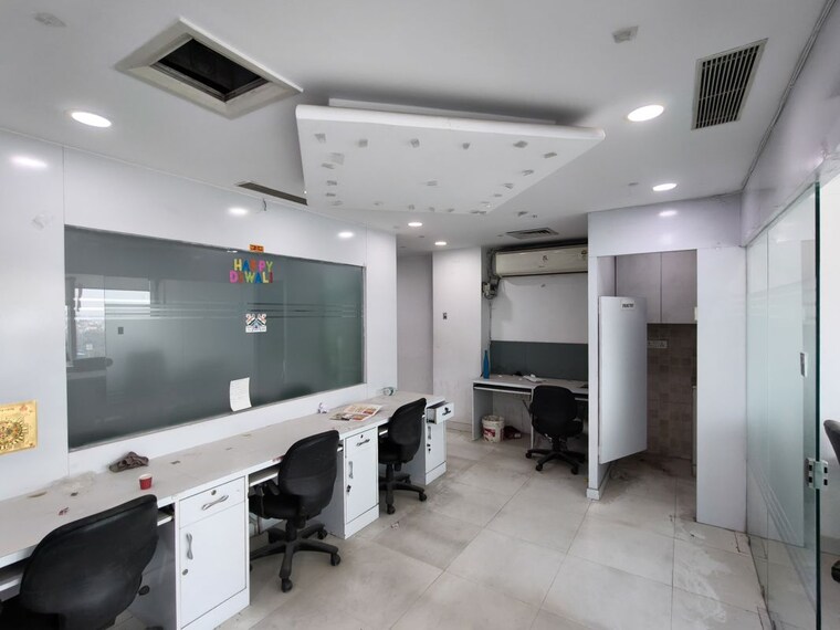 Team Area, netaji subhash place Commercial Office Space 993 Sq.Ft. In Netaji Subhash Place Delhi 10422555