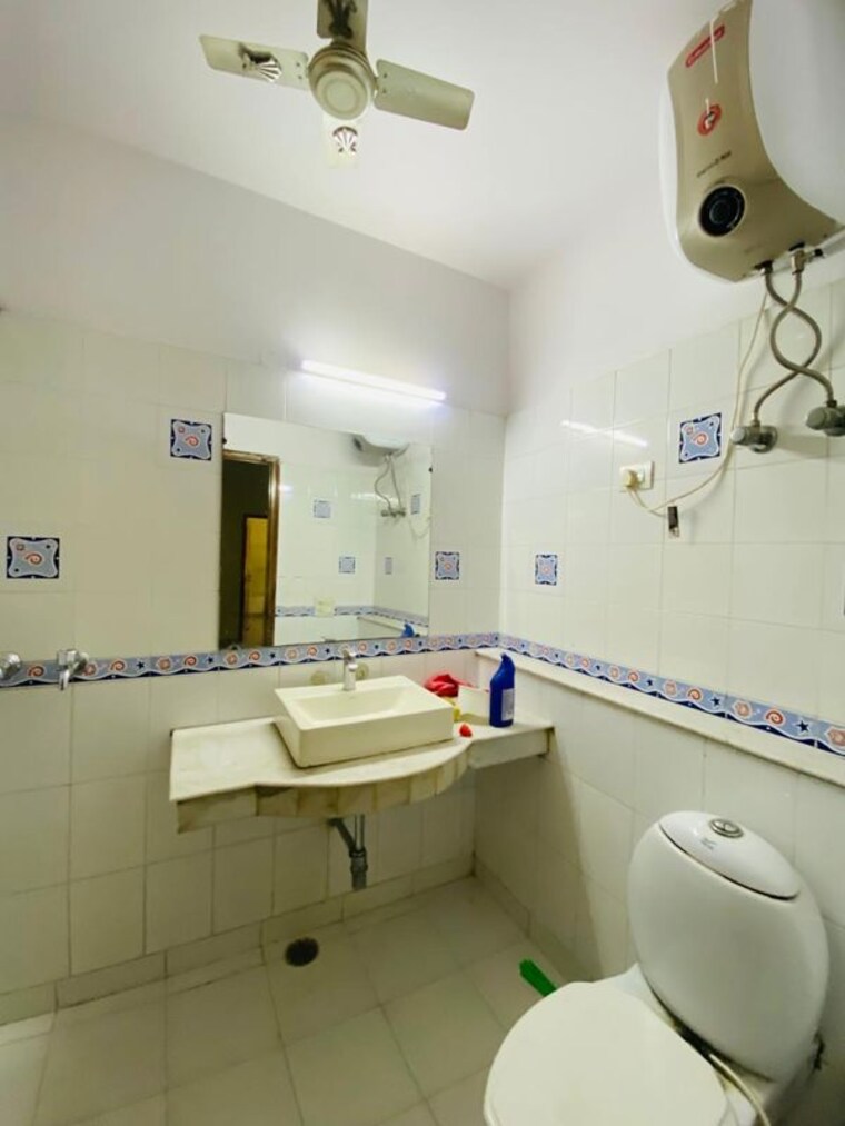 Bathroom, sector 23 2.5 Bedroom 173 Sq.Yd. Builder Floor In Sector 23 Gurgaon 10422742