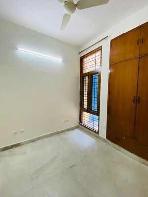 Room in 2.5 BHK Builder Floor at Sector 23 – for Rent