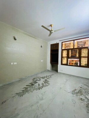 Room in 2.5 BHK Builder Floor at Sector 23 – for Rent