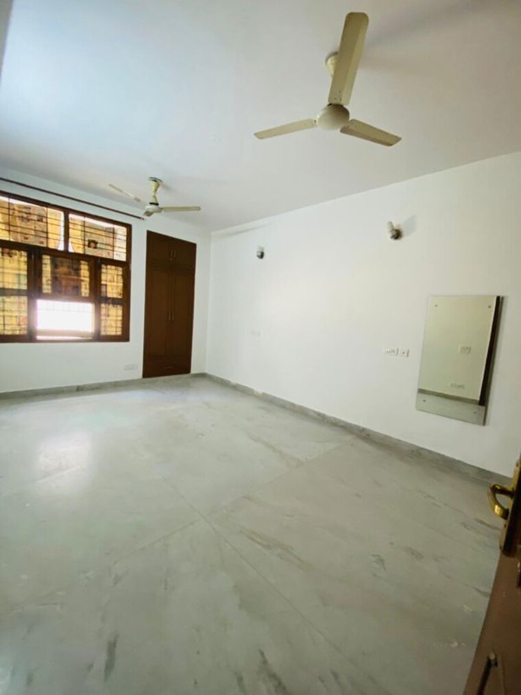 Room, sector 23 2.5 Bedroom 173 Sq.Yd. Builder Floor In Sector 23 Gurgaon 10422742