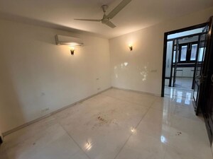 Room in 4 BHK Builder Floor at Defence Colony – for Rent